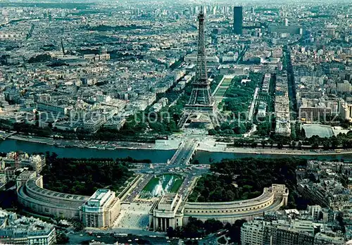 AK / Ansichtskarte Paris Palais de Chaillot et la Tour Eiffel vue aerienne Paris