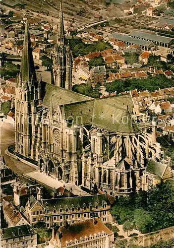 AK / Ansichtskarte Chartres_Eure_et_Loir La Cathedrale vue aerienne Chartres_Eure_et_Loir