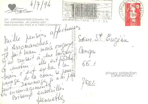 AK / Ansichtskarte Arromanches les Bains Vue densemble aerienne Notre Dame des Flots et Table d Orientation Arromanches les Bains