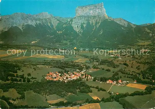 AK / Ansichtskarte Chichilianne et Mont Aiguille vue aerienne Chichilianne