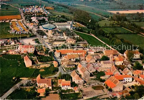 AK / Ansichtskarte Taize_Saone et Loire Eglise de la Reconciliation avec tentes du Concile des jeunes Village et eglise romane vue aerienne Taize Saone et Loire