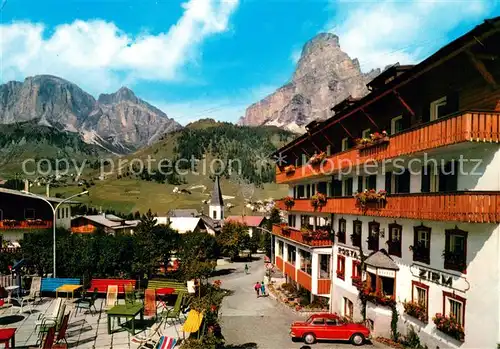 AK / Ansichtskarte Corvara_Pustertal_Suedtirol Ortsansicht mit Kirche Restaurant Terrasse Dolomiten Corvara_Pustertal