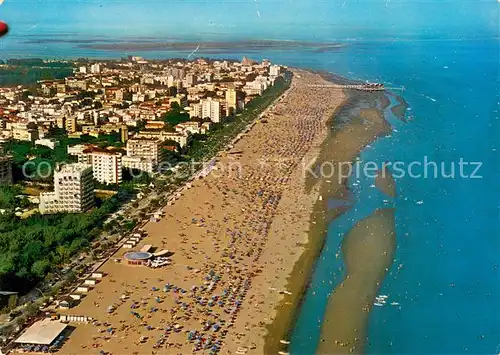 AK / Ansichtskarte Lignano_Sabbiadoro Fliegeraufnahme mit neuer Terrasse und Strand Lignano Sabbiadoro