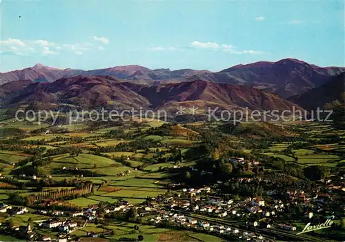 AK / Ansichtskarte Saint Jean Pied de Port Vue generale aerienne Au fond les Pyrenees Saint Jean Pied de Port