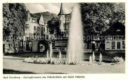 AK / Ansichtskarte Bad_Harzburg Springbrunnen am Verkehrsbuero mit Hotel Viktoria Bad_Harzburg
