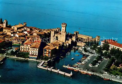 AK / Ansichtskarte Sirmione_Lago_di_Garda Hafen Gardasee Fliegeraufnahme Sirmione_Lago_di_Garda