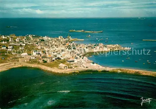 AK / Ansichtskarte Ile de Sein Le port vue aerienne Ile de Sein