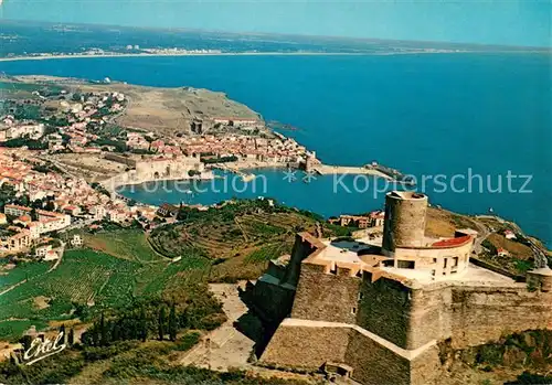 AK / Ansichtskarte Collioure Vue aerienne Le fort Sainte Elme dominant le port et la ville Collioure