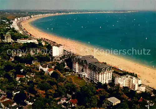 AK / Ansichtskarte La_Baule_sur_Mer La grande plage et le Boulevard de Mer Vue aerienne La_Baule_sur_Mer
