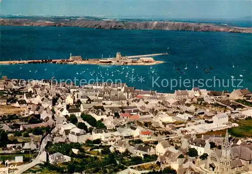 AK / Ansichtskarte Camaret sur Mer Vue generale aerienne de la ville vers le Sillon Camaret sur Mer