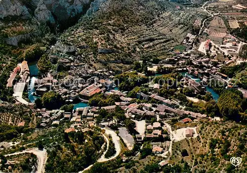 AK / Ansichtskarte Fontaine de Vaucluse La falaise le gouffre et la valle de la Sorgue Vue aerienne Fontaine de Vaucluse