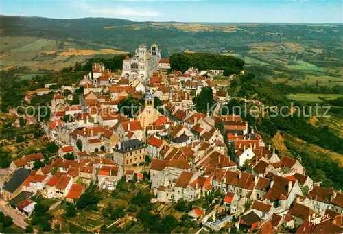 AK / Ansichtskarte Vezelay Vue aerienne de la vieille cite dominee par la basilique Sainte Madeleine Vezelay