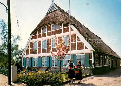 AK / Ansichtskarte Kirchwerder Haus Reimers mit Vierlaenderinnen in Trachten Kirchwerder