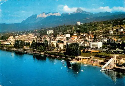 AK / Ansichtskarte Evian les Bains_Haute_Savoie La plage le Lac Leman la Ville et la Dent d Oche Evian les Bains_Haute