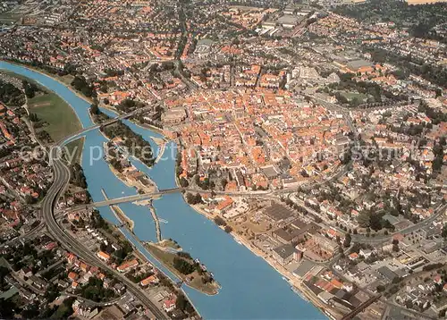 AK / Ansichtskarte Hameln_Weser Fliegeraufnahme mit historischem Stadtkern Hameln Weser