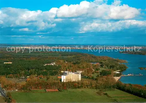 AK / Ansichtskarte Klink_Waren Fliegeraufnahme mit Mueritz Hotel und Ferienhausanlage Klink Waren