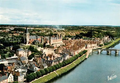 AK / Ansichtskarte Gien Eglise Saint Pierre Chateau du XVe siecle Centre de la ville Quai Lenoir et la Loire vue aerienne Gien