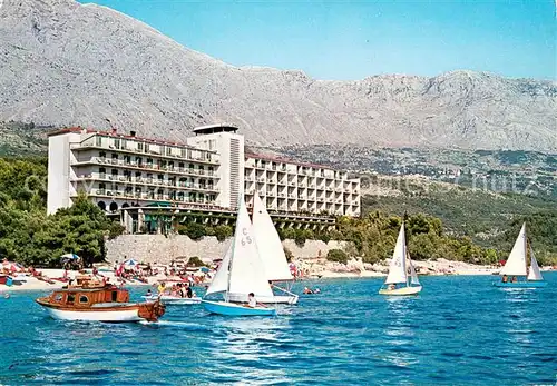 AK / Ansichtskarte Tucepi Hotel am Strand Segeln Ansicht vom Meer aus Berge Tucepi