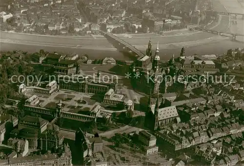 AK / Ansichtskarte Dresden Fliegeraufnahme mit Altstadt Zwinger und Theaterplatz Dresden