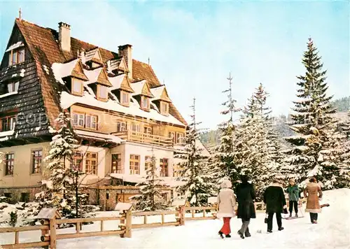 AK / Ansichtskarte Zakopane Na spacerze Winterspaziergang Hotel Zakopane