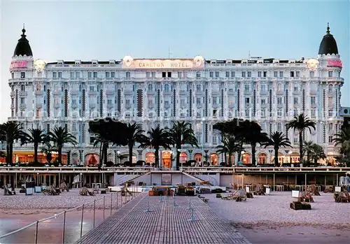 AK / Ansichtskarte Cannes_Alpes Maritimes Sur la Croisette Hotel Carlton le soir Cannes Alpes Maritimes