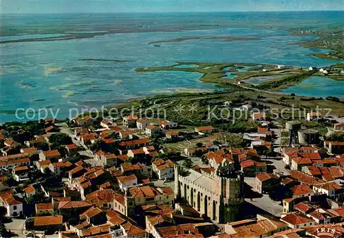AK / Ansichtskarte Les_Saintes Maries de la Mer Eglise fortifiee IX et XIIe siecle la Camargue et route des marais vue aerienne Les