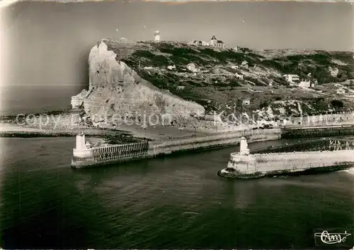 AK / Ansichtskarte Fecamp La Benedictine Entree du port et Cap Fagnet Fecamp