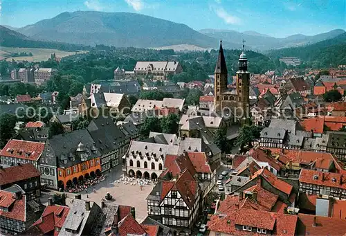 AK / Ansichtskarte Goslar Stadtbild mit Marktplatz Kirche Altstadt Goslar