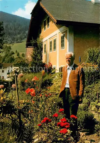 AK / Ansichtskarte Wagrain_Salzburg K. H. Waggerl im Garten vor seinem Wohnhaus Persoenlichkeiten Wagrain Salzburg