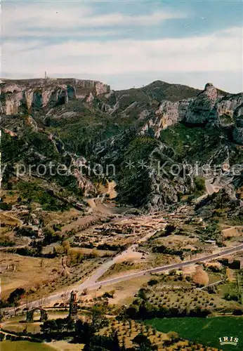 AK / Ansichtskarte Saint_Remy_aux_Baux_Provence Vue aerienne sur les Antiques Les ruines Romaines de Glanum et la chaine des Alpilles Saint_Remy