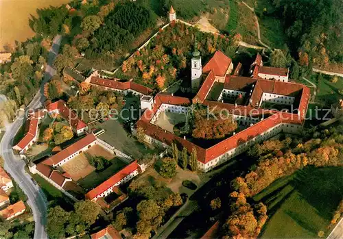 AK / Ansichtskarte Heiligenkreuz_Niederoesterreich Stiftsanlage des ersten Zisterzienserklosters Fliegeraufnahme Heiligenkreuz