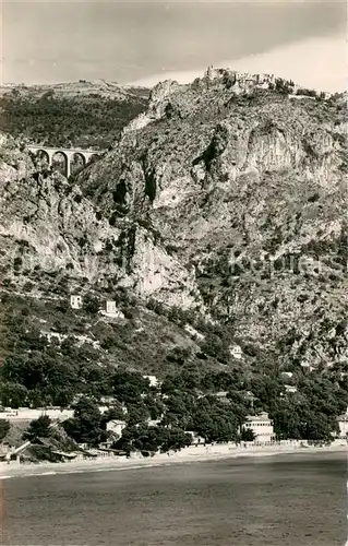 AK / Ansichtskarte Eze sur Mer Vue sur la plage le viaduc et Eze village Eze sur Mer