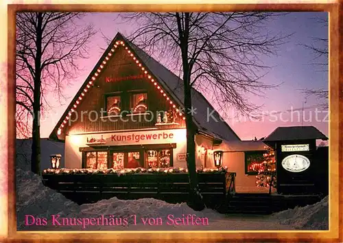 AK / Ansichtskarte Seiffen_Erzgebirge Knusperhaeus l Kunstgewerbe Abendstimmung im Winter Seiffen Erzgebirge