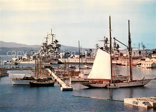 AK / Ansichtskarte Toulon_Var Yachts de plaisance cotoyant les batiments de la Marine Nationale Toulon_Var