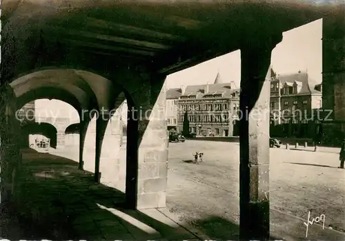 AK / Ansichtskarte Saint Flour_Cantal Les arcades de la place darmes et la maison consulaire Saint Flour Cantal