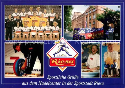 AK / Ansichtskarte Riesa_Sachsen Teigwaren Riesa Nudelcenter Sportmannschaft Gruppenbild Riesa Sachsen