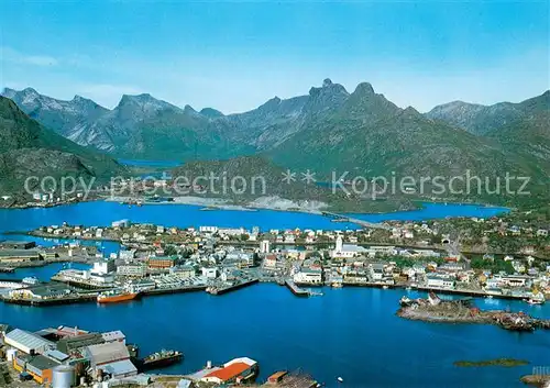 AK / Ansichtskarte Svolvær Utsikt over byen omgitt av sine karakteristiske fjellformasjoner Svolvær