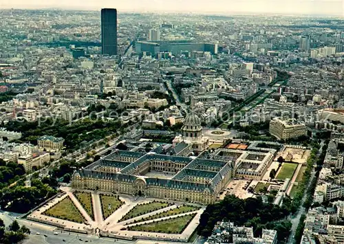 AK / Ansichtskarte Paris Vue aerienne des Invalides les jardins et la facade la cour dhonneur leglise du Dome Paris