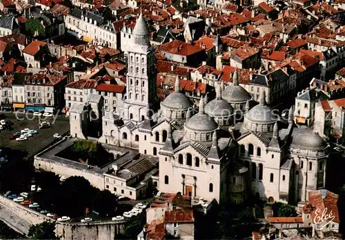 AK / Ansichtskarte Perigueux Vue generale aerienne sur la Cathedrale St Front avec ses belles coupoles et lensemble de la Cathedrale Perigueux