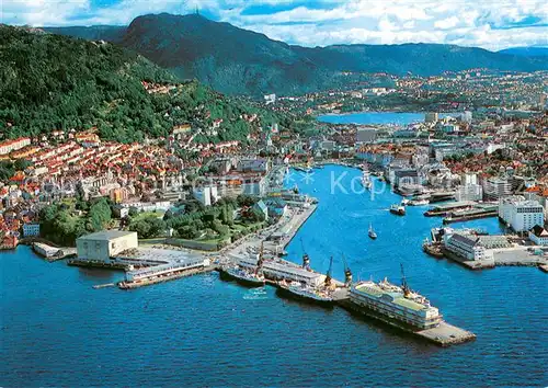 AK / Ansichtskarte Bergen_Norwegen Utsikt over byen med Vagen og havna Bergen Norwegen