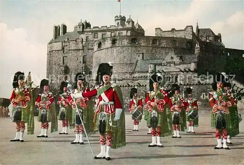 AK / Ansichtskarte Edinburgh_Scotland Highland Pipers at Edinburgh Castle 