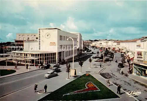 AK / Ansichtskarte Royan_Charente Maritime La Poste et la rue de la Republique Royan Charente Maritime