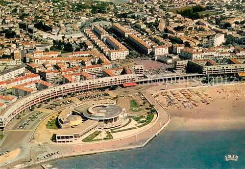 AK / Ansichtskarte Royan_Charente Maritime Vue aerienne Le Casino et le Front de Mer au centre le Boulevard Briand et le Marche Royan Charente Maritime