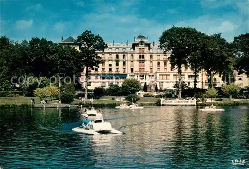 AK / Ansichtskarte Bagnoles de l_Orne La Residence du Lac et les Pedalos Bagnoles de l_Orne