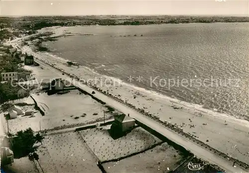 AK / Ansichtskarte Tharon Plage Boulevard de lOcean et la Plage Vue aerienne Tharon Plage