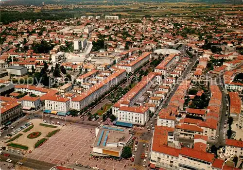 AK / Ansichtskarte Royan_Charente Maritime La Grande Place lAvenue Aristide Briand Le Marche Vue aerienne Royan Charente Maritime