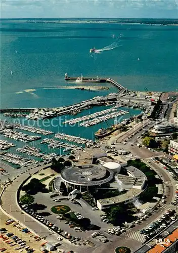 AK / Ansichtskarte Royan_Charente Maritime Vue generale aerienne du port et du Casino Royan Charente Maritime