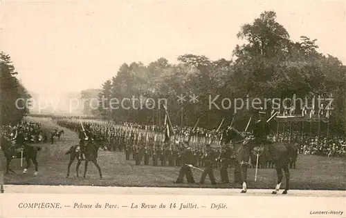 AK / Ansichtskarte Compiegne_Oise Pelouse du Parc La Revue du 14 Juillet Defile Compiegne Oise