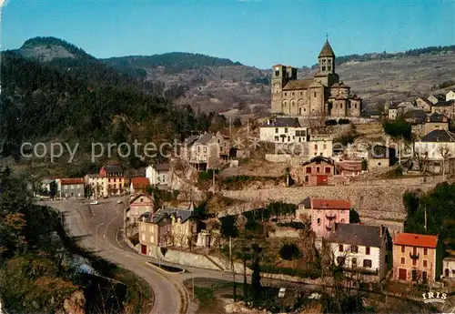 AK / Ansichtskarte Saint Nectaire_Puy_de_Dome Vue generale de Saint Nectaire le Haut et son eglise romane  Saint Nectaire_Puy