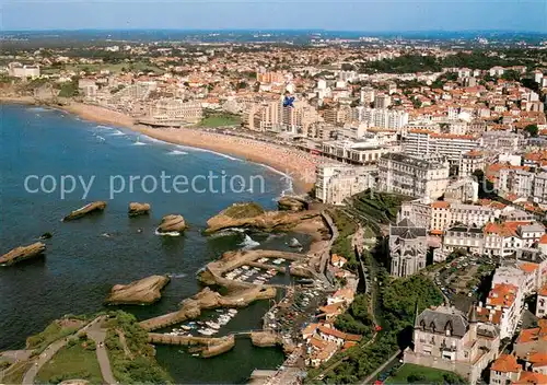 AK / Ansichtskarte Biarritz_Pyrenees_Atlantiques Le port des pecherus et la grande plage Vue aerienne Biarritz_Pyrenees